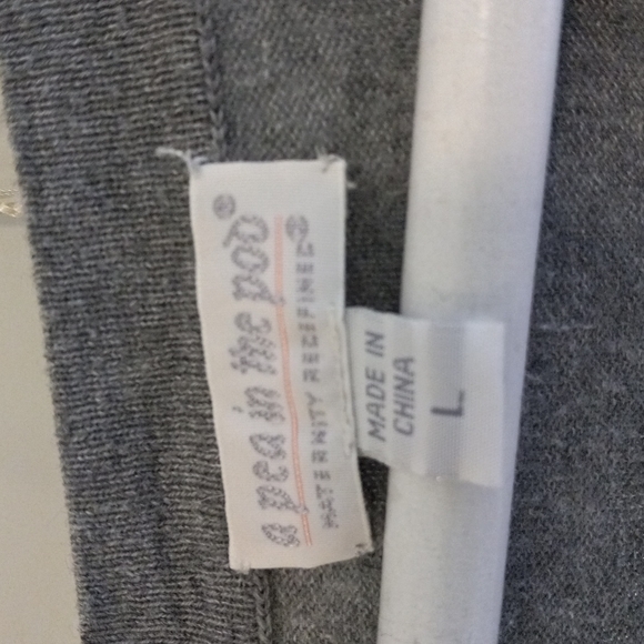 Pea in a Pod Maternity Top, gray, long tee type w scrunched ends on sides, Large - Picture 3 of 3